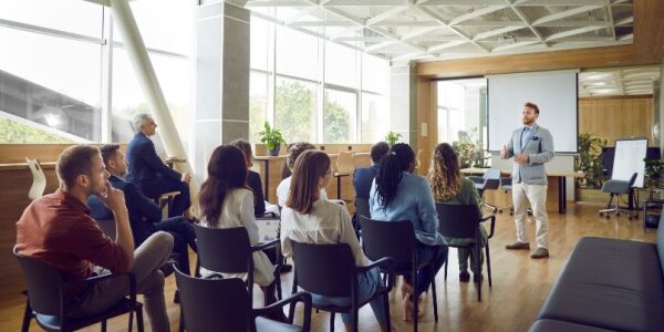 Action de substitution du syndicat représentatif : quand faut-il avertir les salariés ?